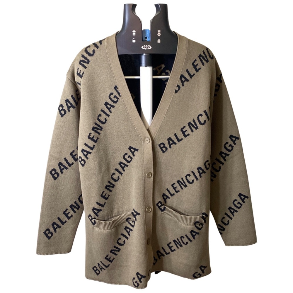 SOLD!!BALENCIAGA
Logo-intarsia oversized cardigan size XS light brown